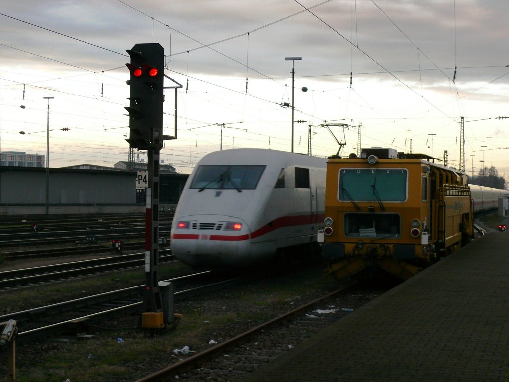 Ein ICE von Basel nach Hamburg hier bei der Ausfahrt aus Basel Bad Bf, in dem noch ein Schienenfahrzeug steht. 