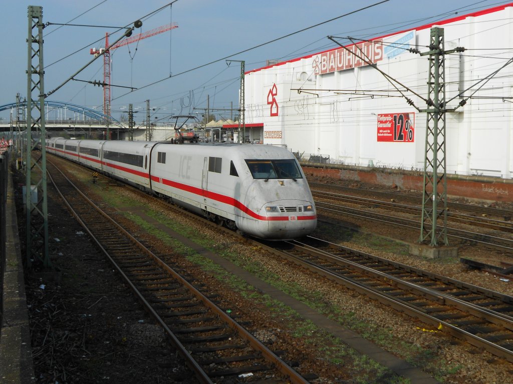 Ein ICE bei der Durchfahrt Mannheim-Waldhof am 06.04.2012.