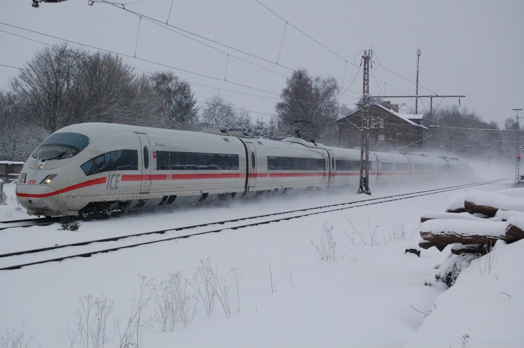 Ein ICE der BR 403 mit dem Namen Wiesbaden durchfhrt am 18.12.201 als ICE 1229 Kln Deutz - Mnchen Hbf den Bbf Buke.