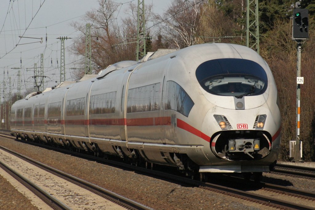 Ein ICE donnert am 7.3.10 durch Dsseldorf-Angermund