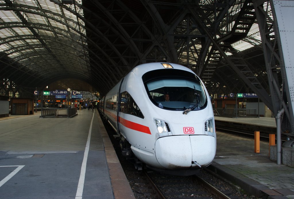 Ein ICE kurz vor dem Ausfahren aus dem leipziger Hauptbahnhof