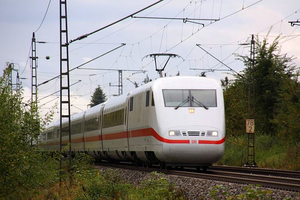 Ein ICE kurz vor der Durchfahrt in Nersingen Richtung Augsburg