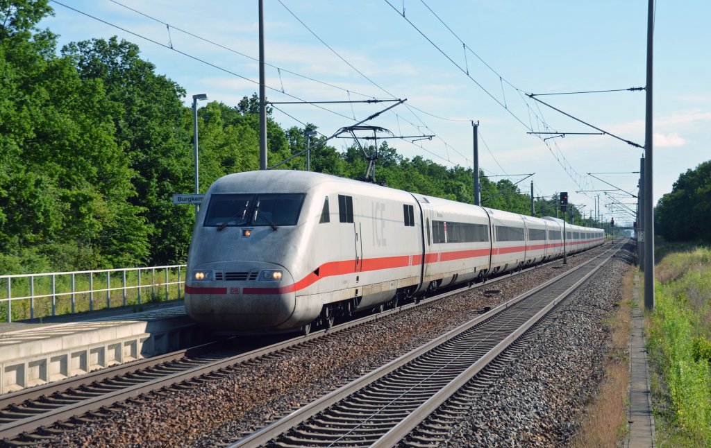 Ein ICE der Linie Berlin - Mnchen fuhr am 24.06.13 durch Burgkemnitz Richtung Bitterfeld. Die Zge werden wegen dem Hochwasser momentan zwischen Berlin und Frankfurt ber Erfurt umgeleitet.