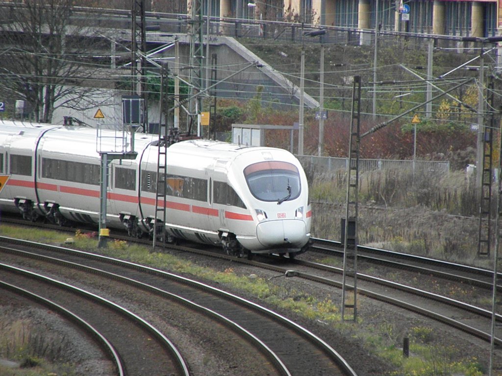 Ein ICE nach Dresden bei der Ausfahrt aus dem Leipziger Hauptbahnhof, kurz hinter der Brandenburger Brcke. Aufgenommen am 18.11.2009.