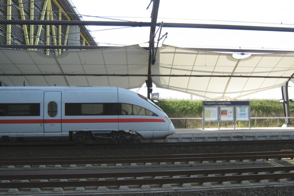 Ein ICE passt wunderbar in diesen futuristischen Bahnhof Leipzig/Halle Flughafen. 18.09.2010
(c) by Vico Schulze 