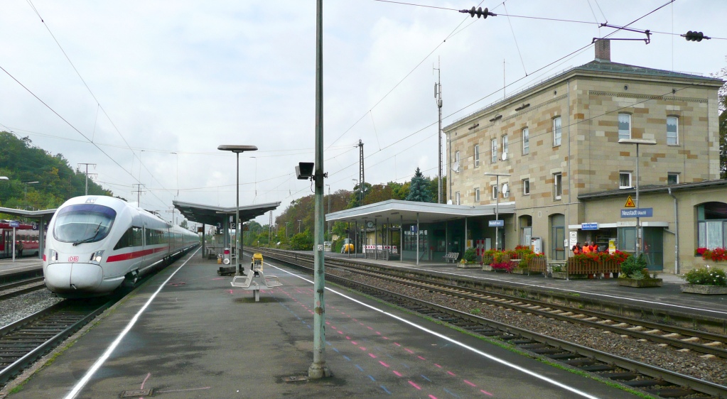 Ein ICE Richtung Nrnberg fhrt am 29.9.10 durch Gleis 3 des Bahnhofs Neustadt an der Aisch.