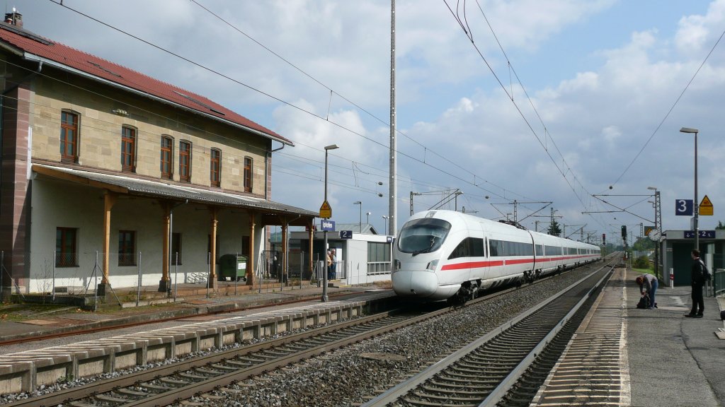 Ein ICE Richtung Wrzburg fhrt am 29.9.10 durch den Bahnhof Iphofen.
