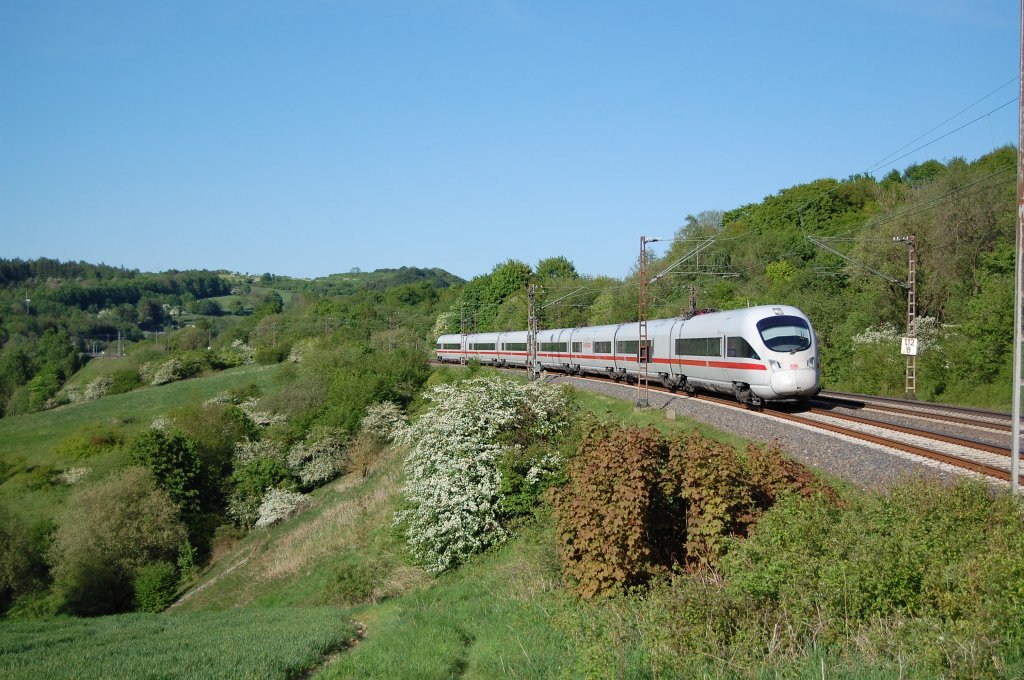 Ein ICE-T als ICE 1745 Dresden Hbf - Dsseldorf Hbf am 08.05.2011 kurz hinter Altenbeken.