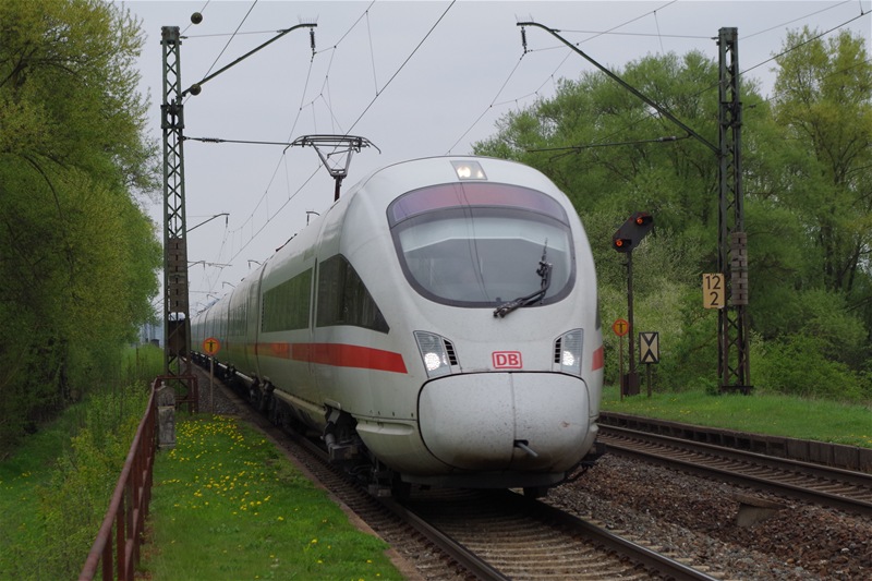 Ein ICE-T ist am 01.05.2013 als ICE aus Berlin nach Mnchen Hbf im Haltepunkt Eping unterwegs. 