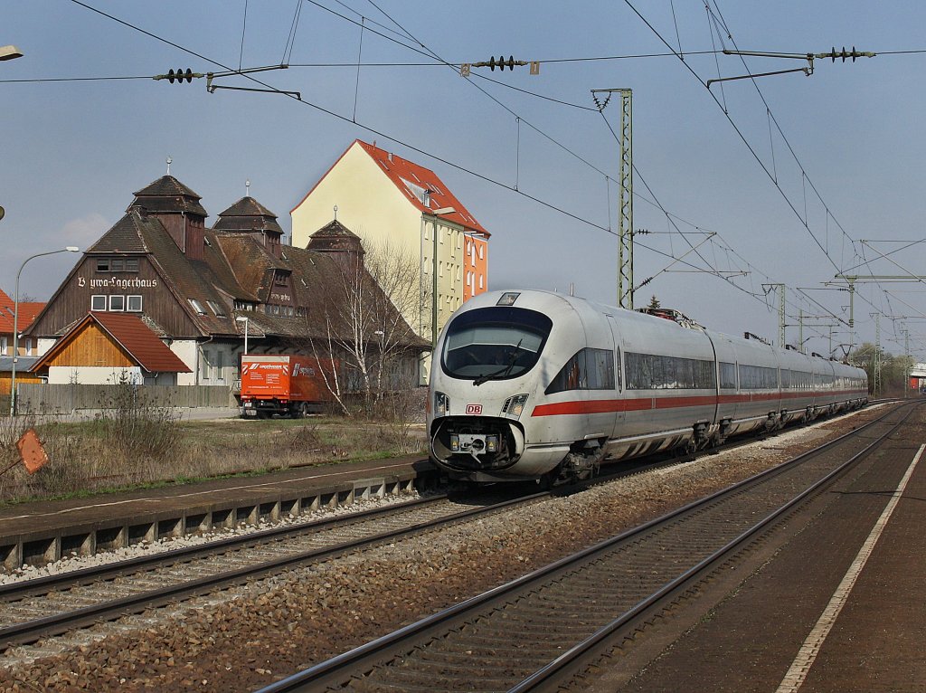 Ein ICE-T am 02.04.2010 bei der Durchfahrt in Obertraubling. 