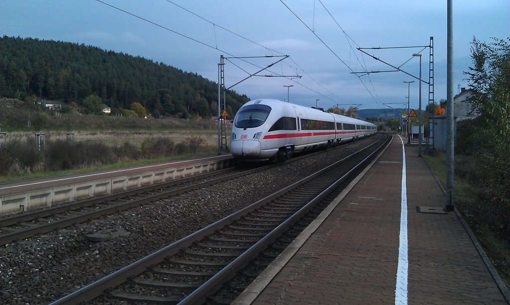 Ein ICE-T ist am 06.10.2012 auf dem Gegengleis in Neuses bei Kronach unterwegs. Grund hierfr war eine RB aus Bamberg nach Pressig-Rothenkirchen, die berholt werden musste. Der ICE hatte etwa 25 min Versptung. 