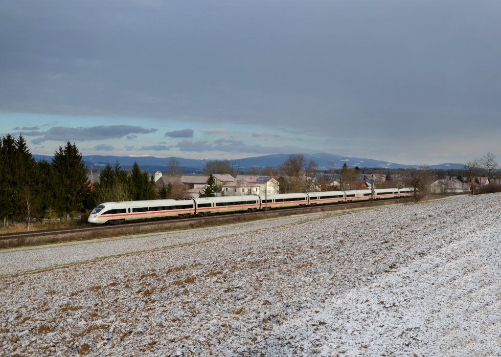 Ein ICE-T am 12.01.2013 bei Langenisarhofen.