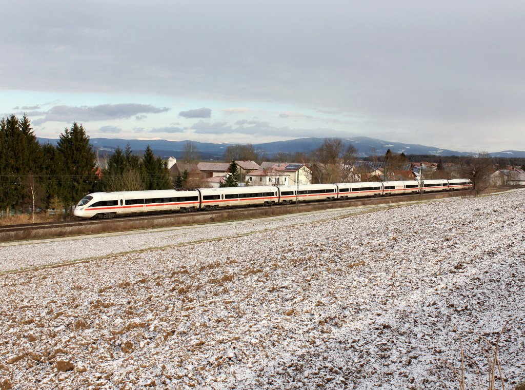 Ein ICE-T am 12.01.2013 unterwegs bei Langenisarhofen.