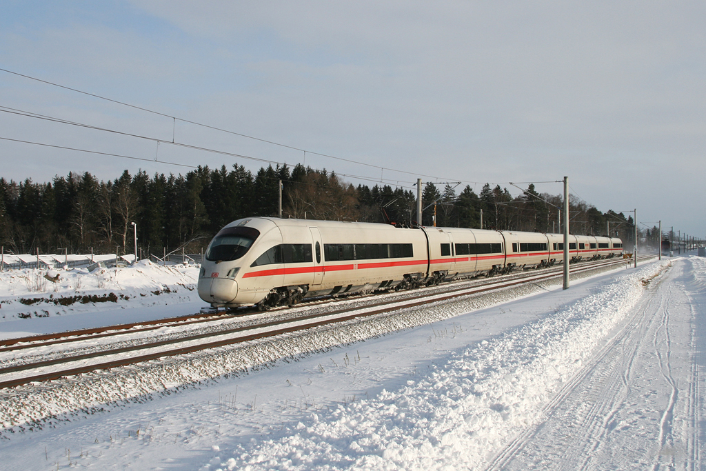 Ein ICE-T am 18.12.2010 bei Hrbach.