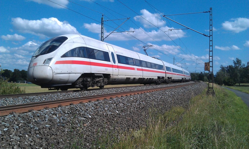 Ein ICE-T ist am 22.06.2012 auf der Frankenwaldbahn bei Halach unterwegs. 