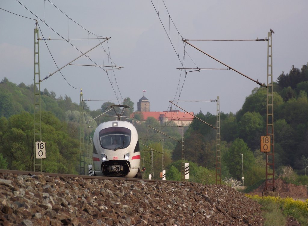 Ein ICE-T ist am 27. April 2011 auf der Frankenwaldbahn bei Kronach unterwegs.