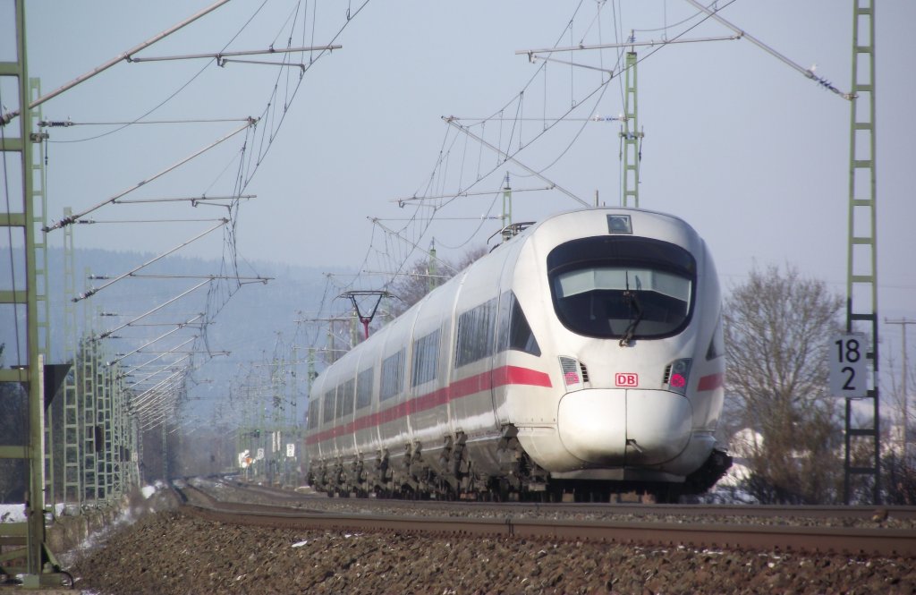 Ein ICE-T ist am 29. Januar 2011 auf der Frankenwaldbahn bei Kronach unterwegs.