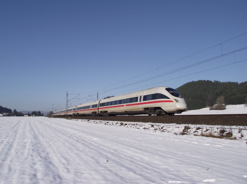 Ein ICE-T ist am 29. Januar 2011 auf der Frankenwaldbahn bei Kronach unterwegs.