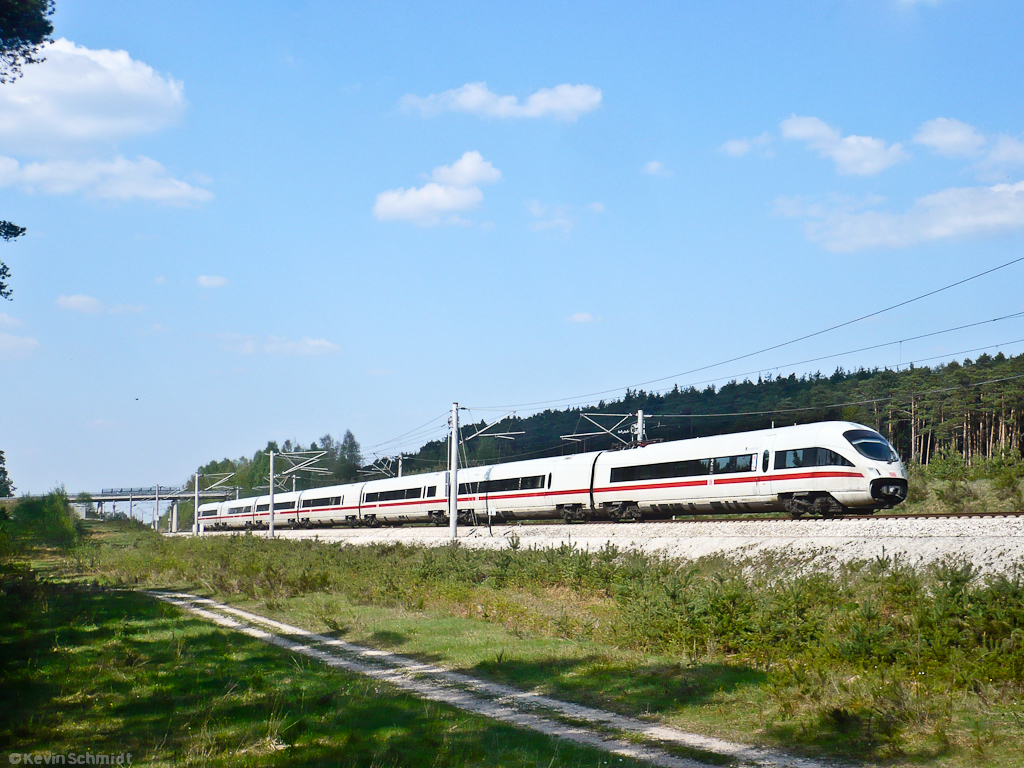 Ein ICE-T ist bei Allersberg (Rothsee) als ICE 1509 von Berlin Hbf nach München Hbf unterwegs. (23.04.2011)