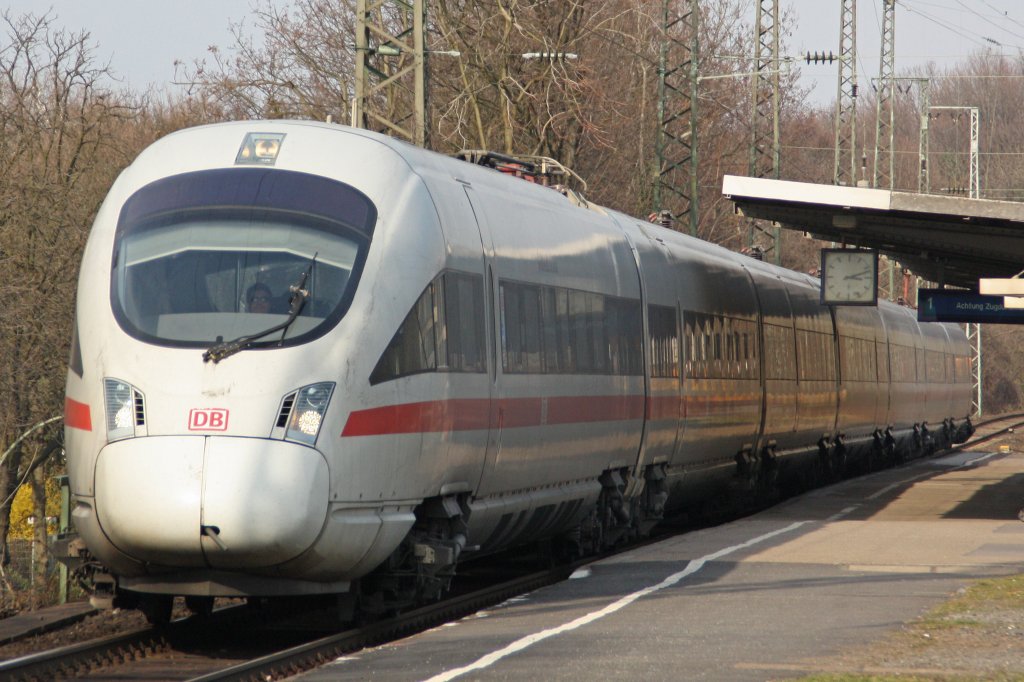Ein ICE T bei der Durchfahrt durch K�ln-West am 12.3.11.