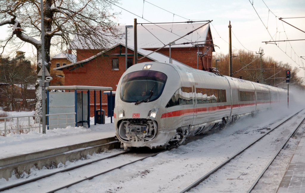 Ein ICE-T der BR 411 ist am Morgen des 10.12.10 deutlich vom harten Wintereinsatz gezeichnet. Fotografiert bei der Durchfahrt Richtung Berlin in Burgkemnitz.