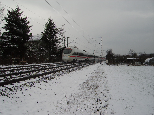 Ein ICE-T (BR 411) am 03.01.10 bei Frankfurt am Main Mainkur 