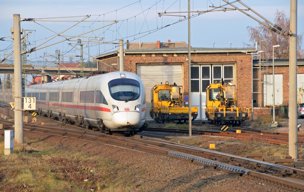 Ein ICE-T der BR 411 durcheilt am 20.11.11 als ICE 1613 Bitterfeld. Dabei begegnet er zwei in Bitterfeld abgestellte SKL. Fotografiert vom Bahnsteig aus.