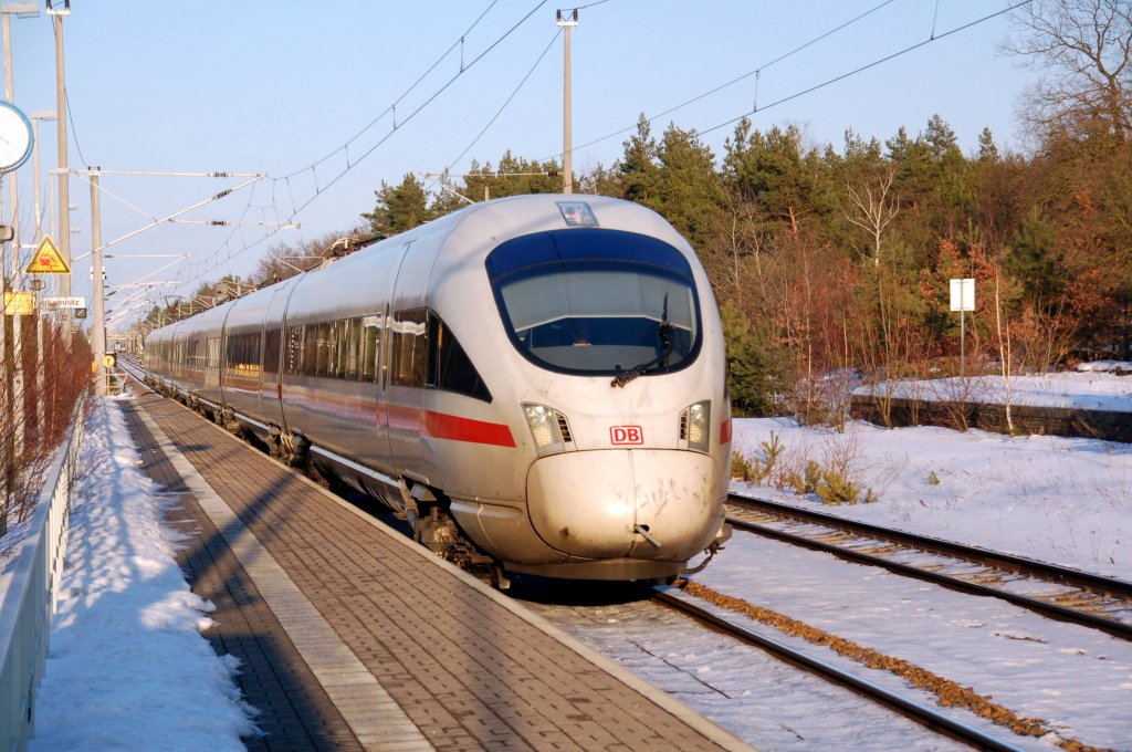 Ein ICE-T der BR 411 durchfhrt am 03.02.10 auf dem Weg nach Leipzig den Bahnhof Burgkemnitz. Im Hintergrund warten schon zwei RBH-143 auf die Weiterfahrt.