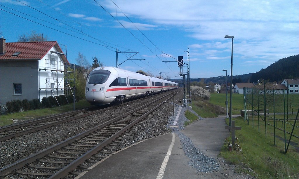 Ein ICE-T (BR 411) durchfhrt am 26.04.2012 den Haltepunkt Gundesldorf Richtung Saafeld (Saale). 