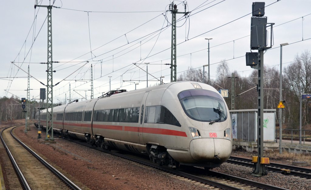 Ein ICE-T der BR 411 legt sich in Muldenstein in die Kurve. Er war am 03.02.13 als ICE 1509 von Berlin aus nach Mnchen unterwegs.