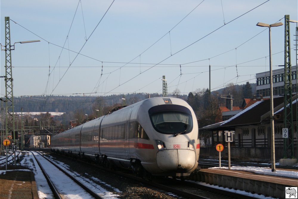 Ein ICE-T durchfhrt am 10. Mrz 2010 den Bahnhof Kronach