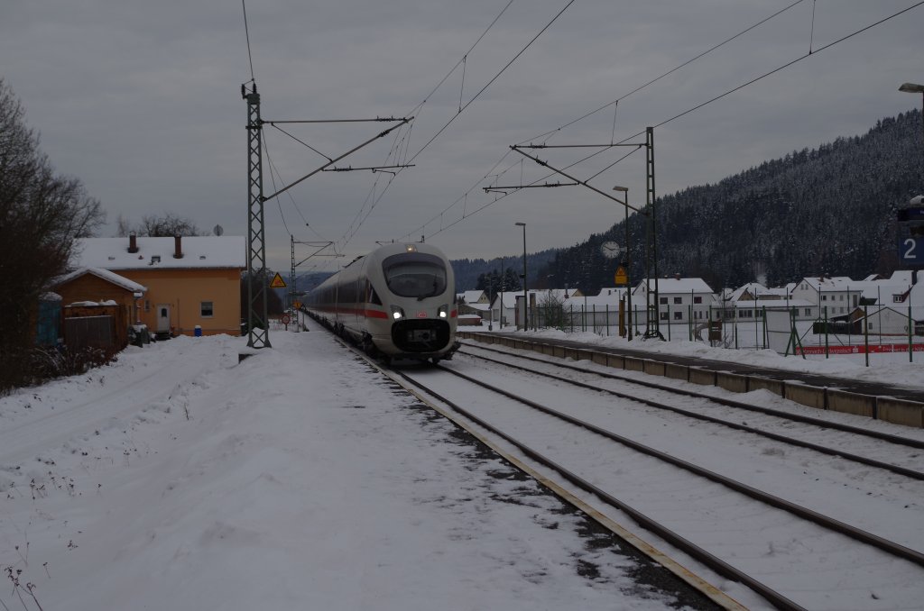 Ein ICE-T durchfhrt am 14.12.2012 die Haltestelle Gundelsdorf mit ca. 25 min Versptung. 