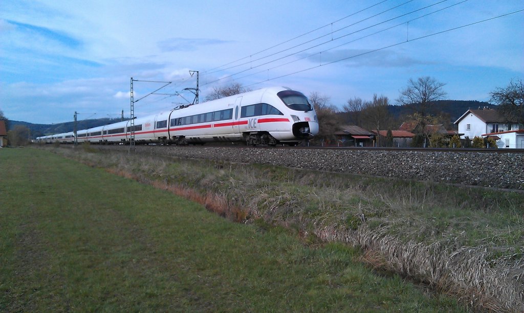 Ein ICE-T durchfhrt am 20.04.2012 die Ortschaft Neukenroth Richtung Kronach auf der Frankenwaldbahn. 