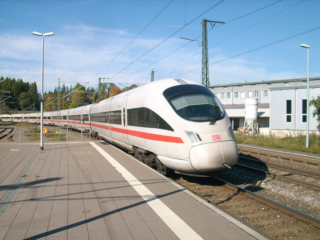Ein ICE T durchfhrt am 03.10.2011 den Bahnhof Steinbach am Wald auf der Frankenwaldbahn.