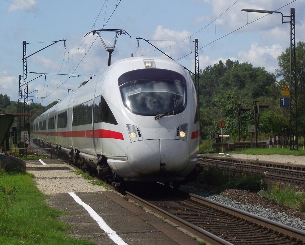 Ein ICE-T durchfhrt am 8. August 2011 auf seiner Fahrt nach Berlin den Hp Ebing in Richtung Lichtenfels.