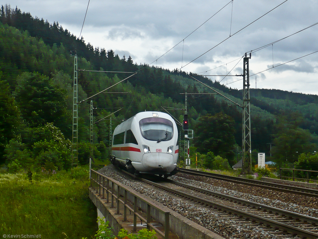 Ein ICE-T erklimmt auf der Südrampe der <a href= https://www.youtube.com/watch?v=DqaBPmjaGNA >Frankenwaldbahn</a> die Steigung zum Bahnhof Förtschendorf auf der Fahrt in Richtung Saalfeld. (18.06.2011)