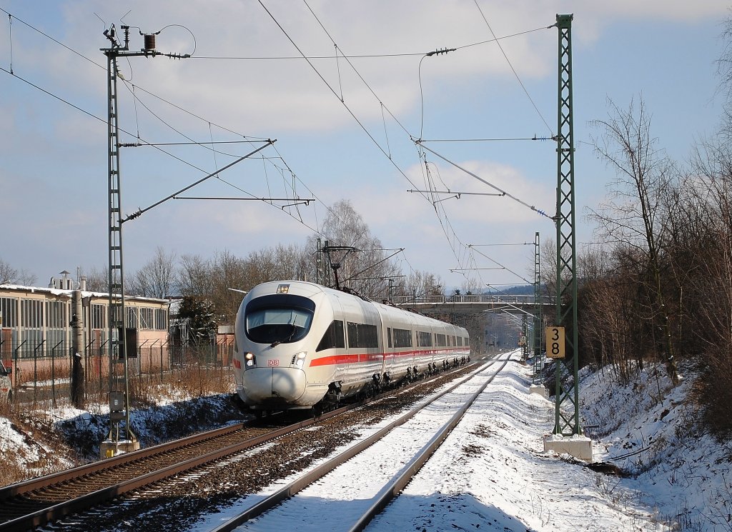 Ein ICE-T fuhr im Winter 2009/2010 auf der Frankenwaldbahn in Richtung Mnchen. 