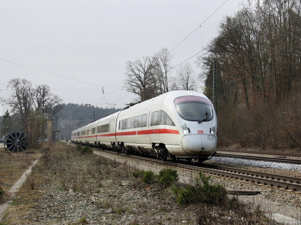 Ein ICE-T nach Mnchen am 04.04.2009 bei der Durchfahrt in Aling. 