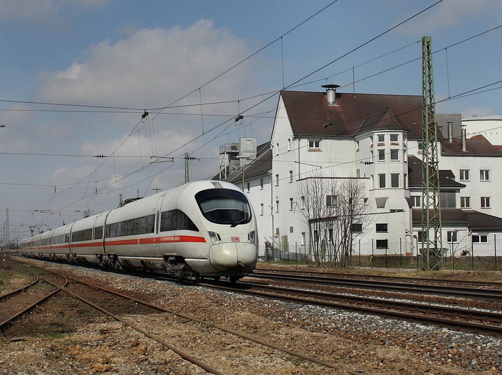 Ein ICE-T nach Wien am 02.04.2010 bei der Durchfahrt in Snching. 