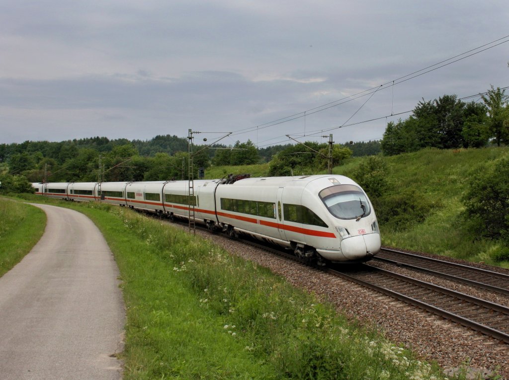 Ein ICE-T nach Wien am 21.06.2011 unterwegs bei Plling. 