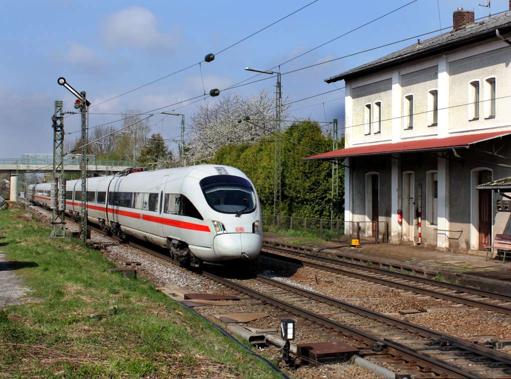 Ein ICE-T nach Wien am 17.04.2012 unterwegs bei Pleinting.