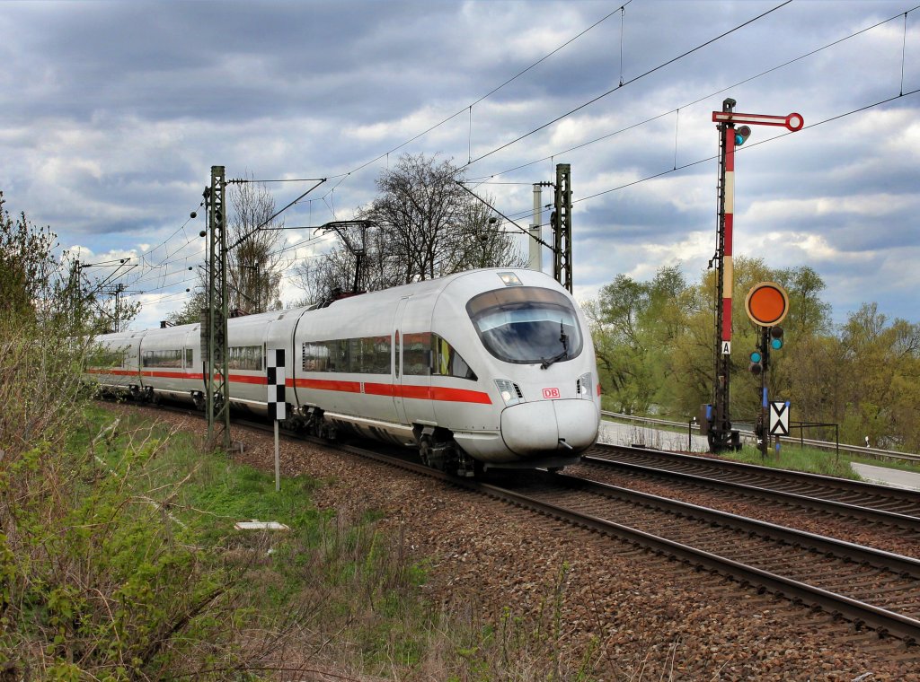 Ein ICE-T nach Wien am 21.04.2012 unterwegs bei Pleinting.