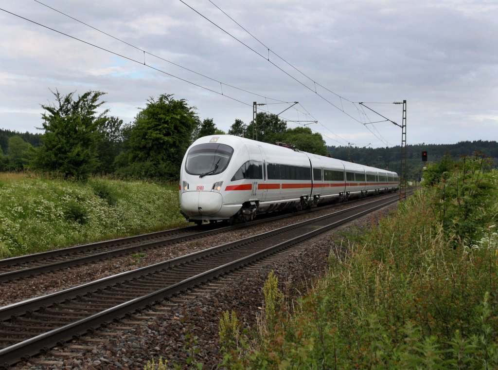 Ein ICE-T nach Wien am 21.06.2011 unterwegs bei Plling.