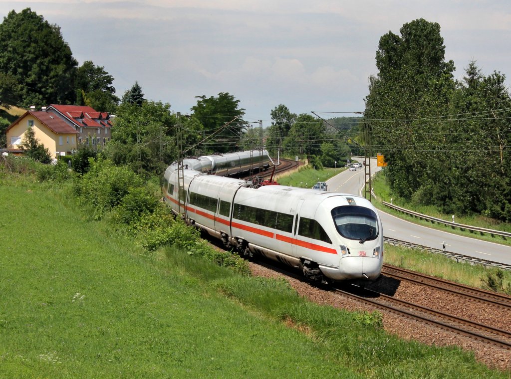 Ein ICE-T nach Wien am 08.07.2012 unterwegs bei Pleinting.