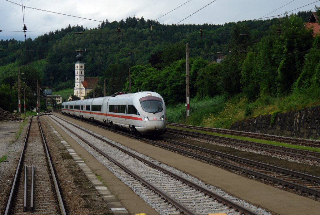 Ein ICE-T nach Wien West am 14.07.2012 bei der Durchfahrt in Wernstein am Inn.