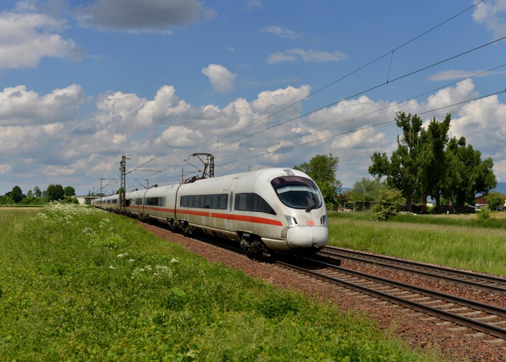 Ein ICE-T nach Wien West am 21.05.2013 bei Plattling.