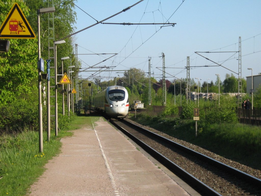 Ein ICE-TD (Baureihe 605) von Hamburg nach rhus bei der Durchfahrt durch den Bahnhof Tornesch am 23.04.2009