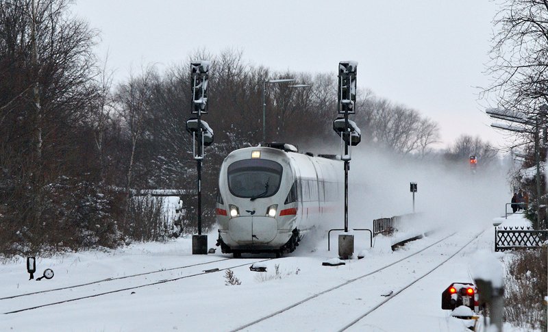 Ein ICE-TD der DSB durchfhrt als ICE nach Kopenhagen am 3.01.2010 den Bahnhof von Groenbrode. 