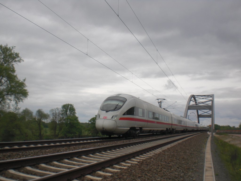 Ein ICE der umgeleiteten Linie 28 am 06.05.2012 auf dem Dessau-Rolauer Brckenzug.
