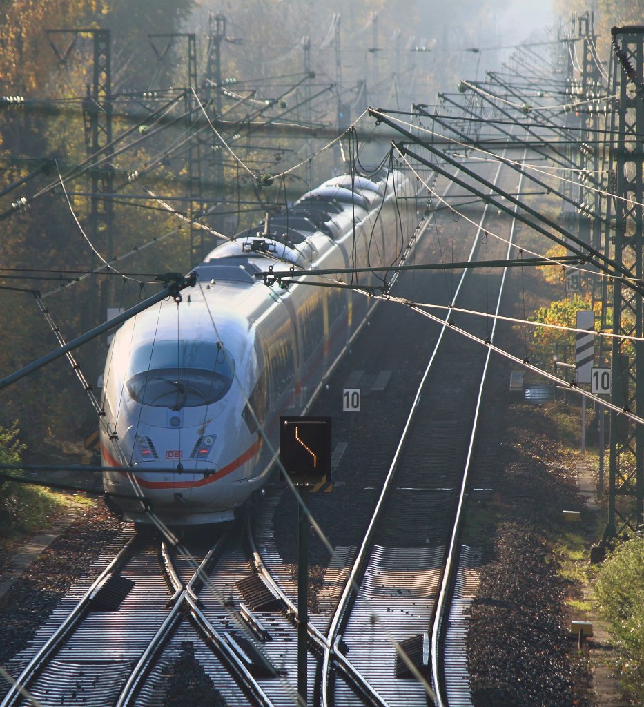 Ein ICE verschwindet am 12.11.2011 auf der Sdrampe in Aachen unter einem Gewirr von Fahrdrhten im Dunst auf dem Weg nach Belgien. Hier ab Aachen Hbf wird auf der Strecke seit Fertigstellung der zweiten Rhre am Buschtunnel links gefahren.